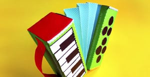 Sanfona com caixas de leite da Fábrica de Brinquedos